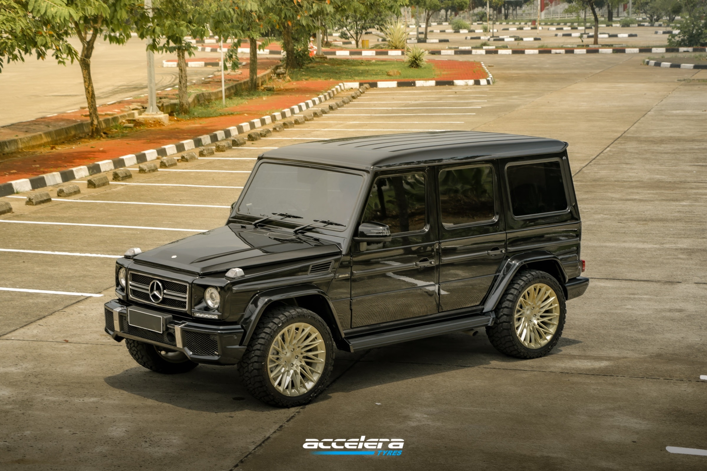 Mercedes-Benz G63 AMG Looks Tougher with Accelera Omikron R/T 33x12.50 R20