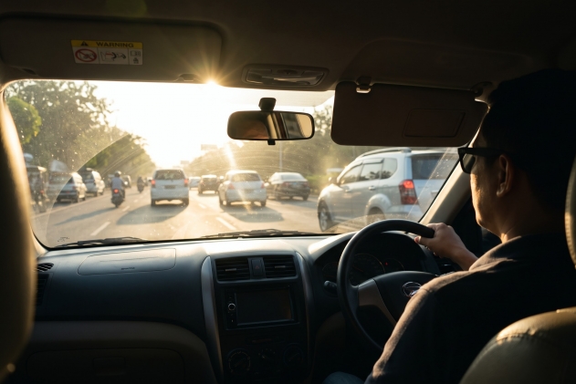 How to Reduce Sun Glare When Driving a Car